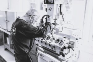 Robins SG7 machine for cylinder head refurbishment